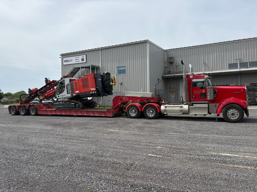 Foreuse Sandvik chargée sur fardier VIAX