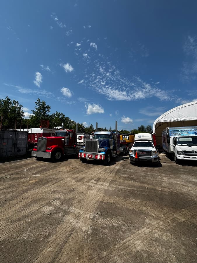 Camions VIAX alignés dans la cour
